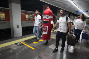 Regalan 100 mil condones en estaciones del Metro
